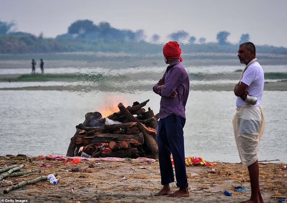 Nhìn từ trên cao mộ tập thể chôn vùi hàng nghìn thi thể nạn nhân Covid-19 ở bờ sông linh thiêng nhất Ấn Độ, không khí ngập tràn mùi xác chết-3