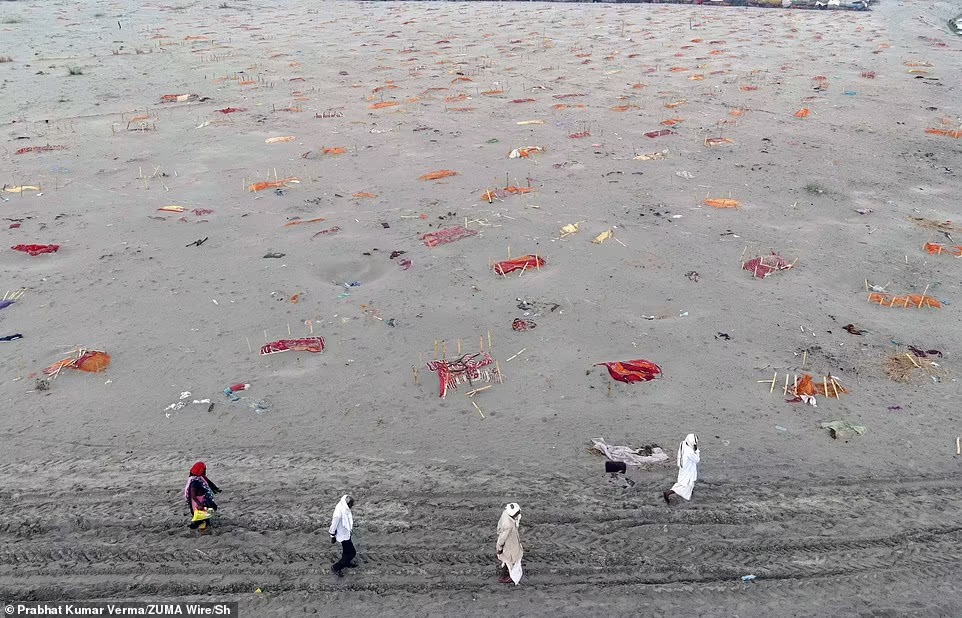 Nhìn từ trên cao mộ tập thể chôn vùi hàng nghìn thi thể nạn nhân Covid-19 ở bờ sông linh thiêng nhất Ấn Độ, không khí ngập tràn mùi xác chết-7