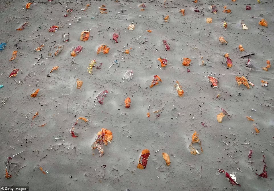 Nhìn từ trên cao mộ tập thể chôn vùi hàng nghìn thi thể nạn nhân Covid-19 ở bờ sông linh thiêng nhất Ấn Độ, không khí ngập tràn mùi xác chết-9