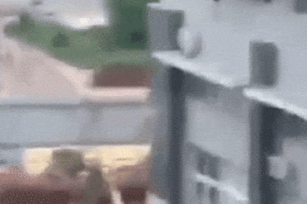 Nhói tim khoảnh khắc người đàn ông rơi từ tầng 3 của bệnh viện tử vong