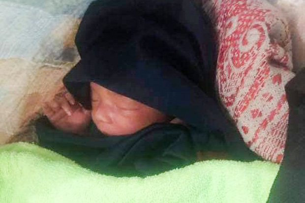 TP.HCM: Đang chạy thể dục thì nghe tiếng khóc, tá hoả phát hiện bé sơ sinh bị bỏ trong bao, chưa được cắt dây rốn-1