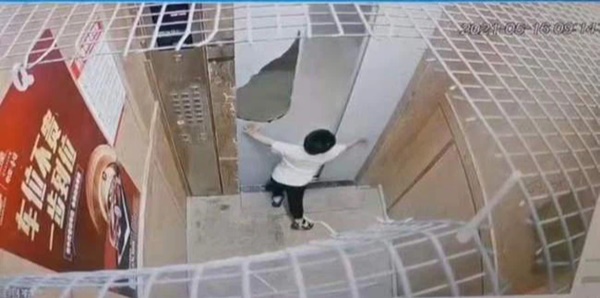 Mẹ mải nói chuyện quên mất con trai đi phía sau, khi sực nhớ ra chạy đi tìm thì đã là một thảm cảnh đau lòng-3