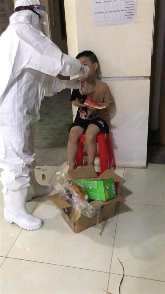 Bé trai 6 tuổi một mình đi nhận kết quả dương tính Covid-19: Ánh mắt ngơ ngác, ngồi nép vào cánh cửa-2