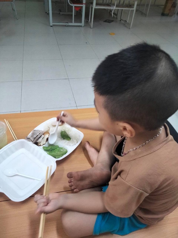 Bé trai 6 tuổi một mình đi nhận kết quả dương tính Covid-19: Ánh mắt ngơ ngác, ngồi nép vào cánh cửa-4