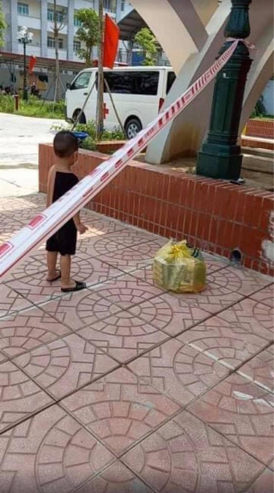 Bé trai 6 tuổi một mình đi nhận kết quả dương tính Covid-19: Ánh mắt ngơ ngác, ngồi nép vào cánh cửa-5