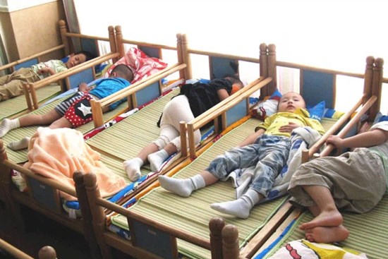 Cô giáo đăng ảnh học sinh ngủ trưa vào nhóm chung, huyết áp phụ huynh tăng vọt,  lập tức lên trường đòi giải thích