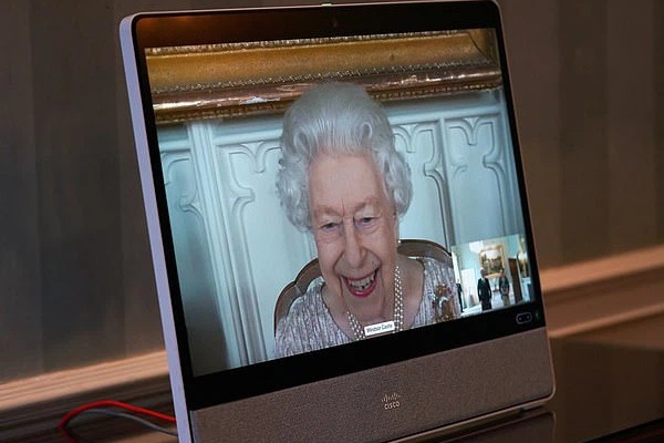 Động thái đáp trả của các thành viên Hoàng gia Anh sau khi bị Harry dội bom: Chỉ một nụ cười cũng đủ nói lên tất cả-1