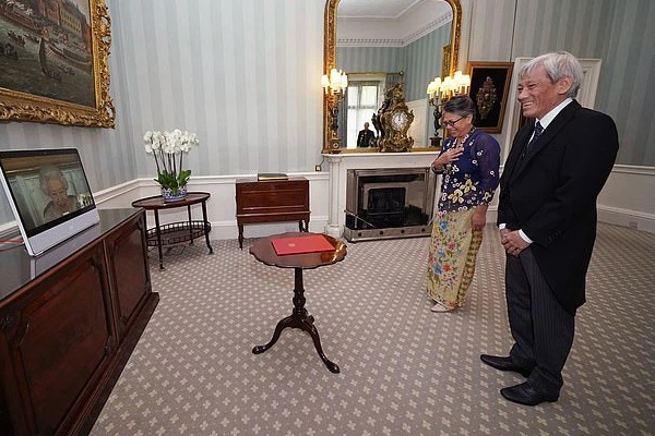 Động thái đáp trả của các thành viên Hoàng gia Anh sau khi bị Harry dội bom: Chỉ một nụ cười cũng đủ nói lên tất cả-2