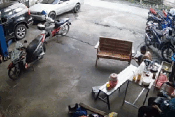 Clip: Ô tô 7 chỗ đâm 2 người chạy xe máy bay xuống ruộng-1