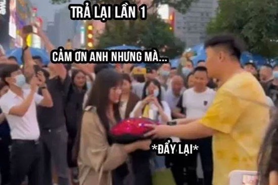 Tỏ tình giữa phố đông người, chàng trai ép cô gái đồng ý và cái kết bất ngờ phút chót: Đừng 