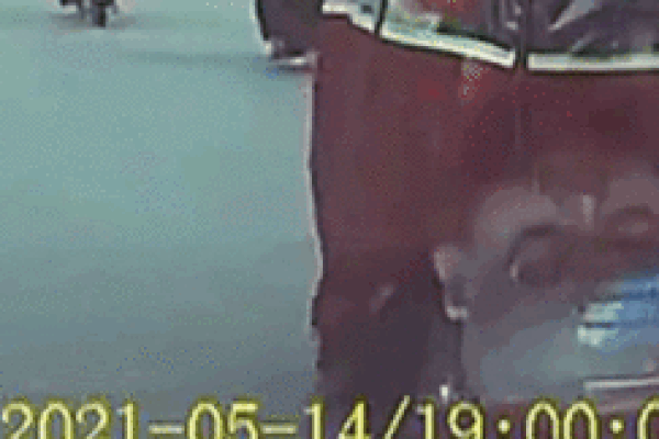 Cứu bé trai 2 tháng tuổi bị lọt xuống gầm tàu điện ngầm-1