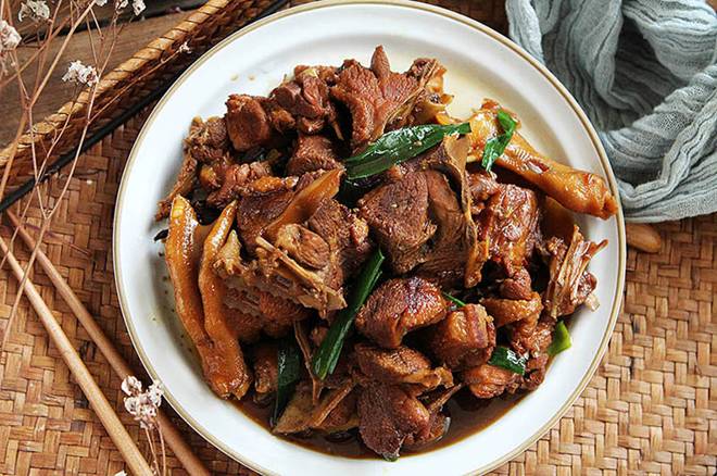 Chẳng thể ngờ thịt vịt kho với thứ đàn ông ai cũng mê thành món ngon bá cháy-1