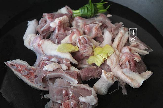 Chẳng thể ngờ thịt vịt kho với thứ đàn ông ai cũng mê thành món ngon bá cháy-2