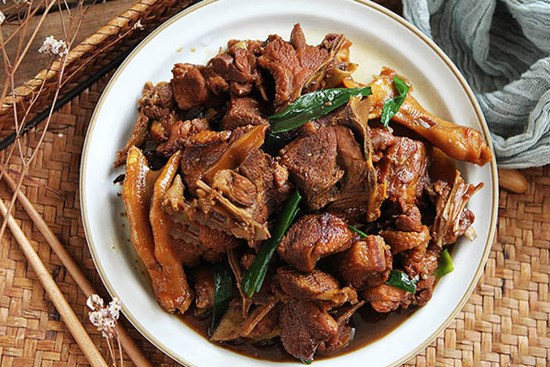 Chẳng thể ngờ thịt vịt kho với thứ đàn ông ai cũng mê thành món ngon 