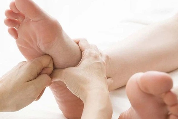 Tự kiểm tra thận còn tốt hay không thông qua 4 tín hiệu trên bàn chân-4