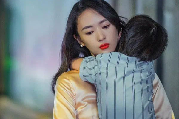 Đang cho con ăn thì mẹ chồng lao vào quát khiến tôi uất ức: Nó phải ăn hết bát, trớ ra mới là no!-1