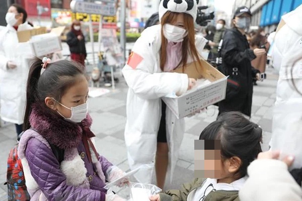 71 nghìn trẻ em Nhật Bản dưới 10 tuổi bị nhiễm Covid-19: Tăng cao đột biến, cả gia đình lây chéo, phải tự chăm sóc nhau-1
