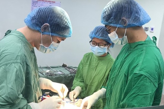 Trước khi vào phòng sinh, sản phụ nhét mảnh giấy vào túi bác sĩ, ai đọc xong cũng xót xa