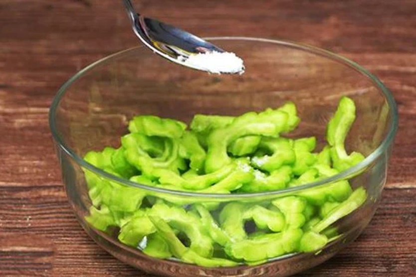 Mẹo khử bớt vị nồng khó chịu khi ăn mướp đắng, ai cũng phải trầm trồ-1