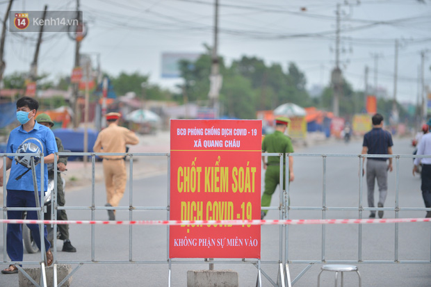 Cuộc sống công nhân đang mắc kẹt trong tâm dịch Covid-19 Bắc Giang: Ngày ngày làm bạn với điện thoại, nửa tháng ăn cơm trắng và cá khô-1