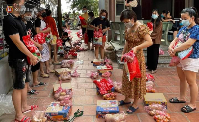 Cuộc sống công nhân đang mắc kẹt trong tâm dịch Covid-19 Bắc Giang: Ngày ngày làm bạn với điện thoại, nửa tháng ăn cơm trắng và cá khô-4