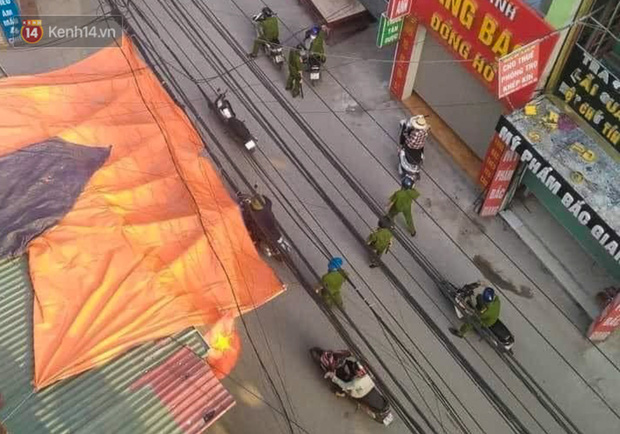 Cuộc sống công nhân đang mắc kẹt trong tâm dịch Covid-19 Bắc Giang: Ngày ngày làm bạn với điện thoại, nửa tháng ăn cơm trắng và cá khô-7