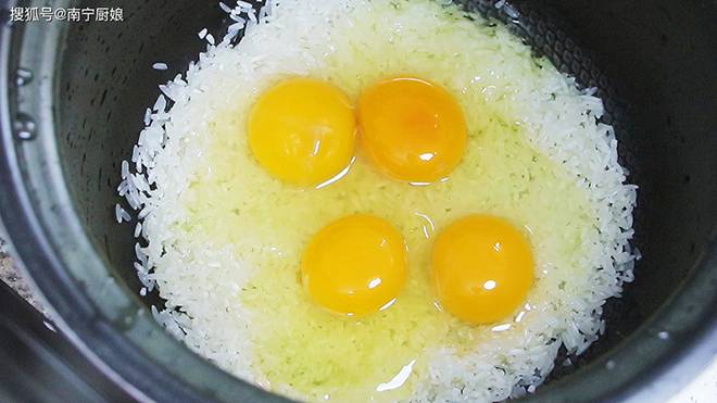 Muốn cơm vàng óng ả bắt mắt, nhớ thêm thứ này ngon không gì sánh được-2