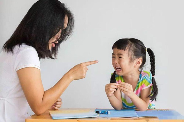 Con trai bị cắn bầm tay vì cách dạy lạ đời của giáo viên, mẹ hổ đến trường đòi công bằng không ngờ đấm gãy xương sườn cô giáo-4