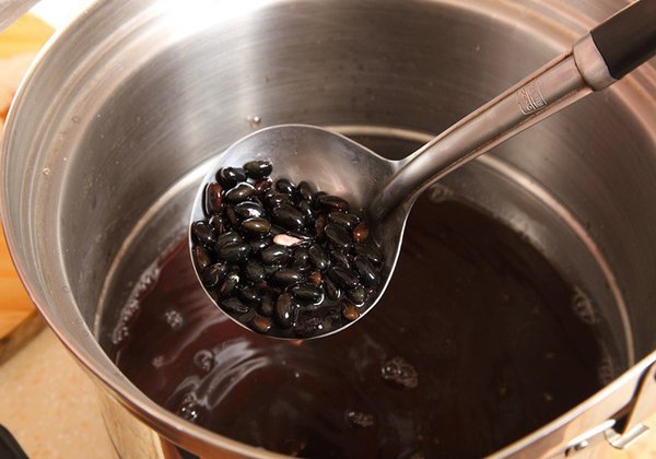 Muốn đỗ đen nhanh nhừ, bở tơi mẹ làm thêm một bước trước khi nấu, chè ngon ngọt hết chỗ chê-1