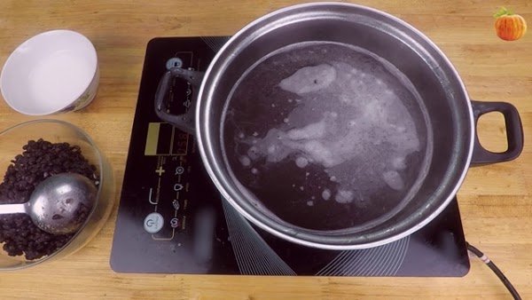 Muốn đỗ đen nhanh nhừ, bở tơi mẹ làm thêm một bước trước khi nấu, chè ngon ngọt hết chỗ chê-2