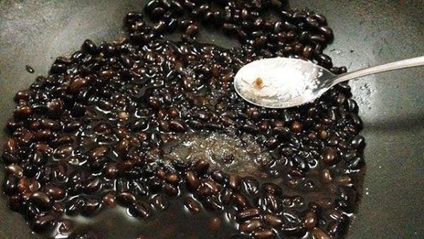 Muốn đỗ đen nhanh nhừ, bở tơi mẹ làm thêm một bước trước khi nấu, chè ngon ngọt hết chỗ chê-3