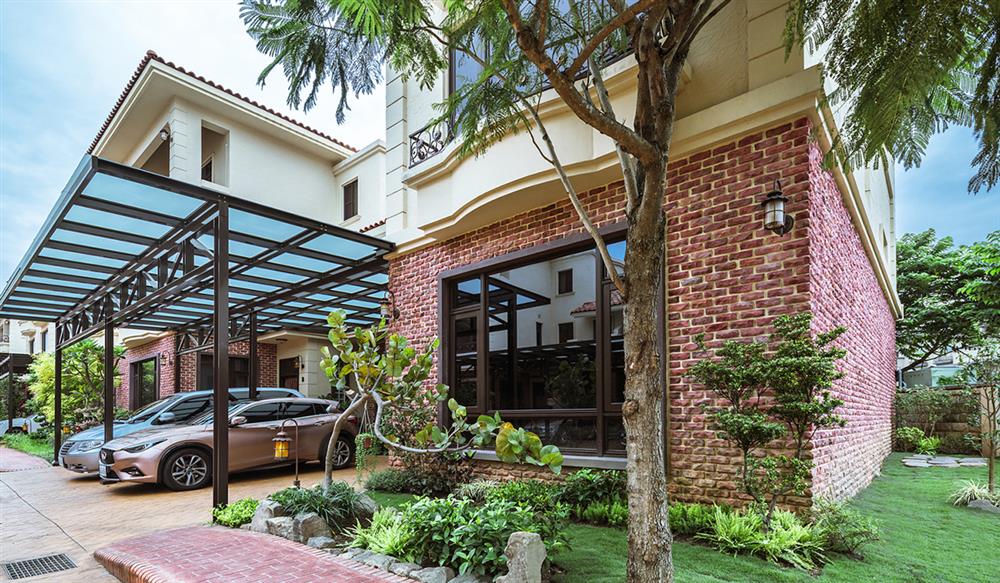 Căn nhà 100m2 của cặp vợ chồng mới cưới có thiết kế nhẹ nhàng không kém phần sang chảnh, tận dụng tối đa từng tấc đất, ấn tượng nhất là chi tiết thiết kế quầy bar giải trí ngay tại nhà-1