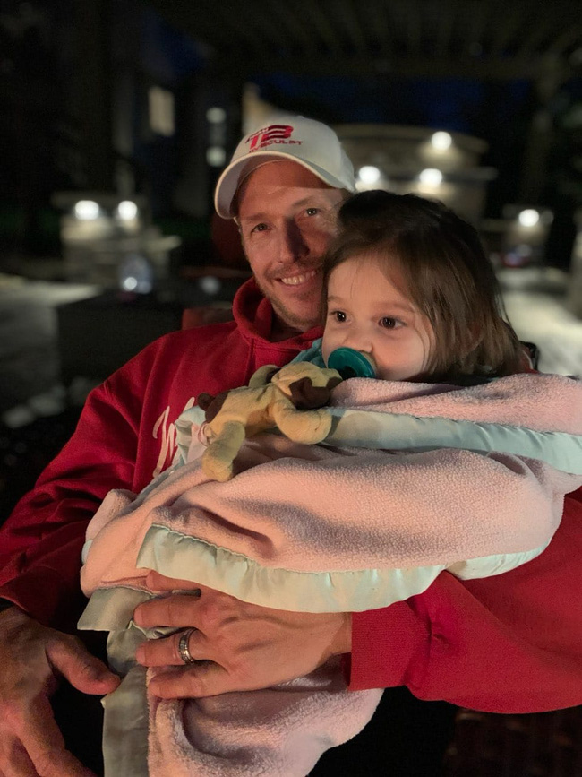 Ở nhà trông con, ông bố bày trò khiến con chơi xong đánh thẳng một giấc ngủ trưa 3 giờ đồng hồ vì mệt-2