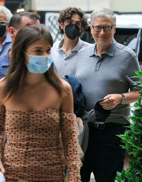 Hậu ly hôn, tỷ phú Bill Gates lần đầu xuất hiện công khai với vẻ ngoại hình gây tranh cãi, công ty Microsoft lên tiếng về chuyện ngoại tình của cựu CEO-1