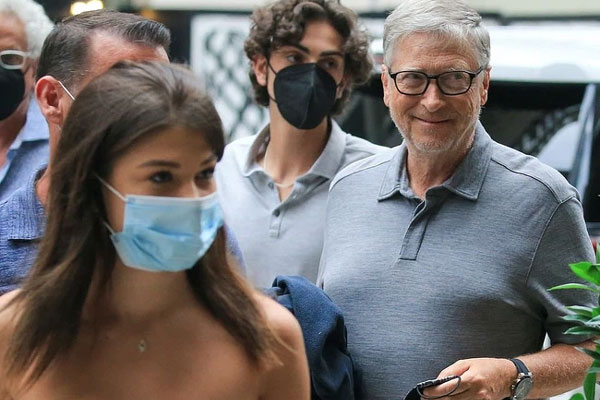 Hậu ly hôn, tỷ phú Bill Gates gây chú ý với túi thức ăn thừa sau bữa tối sang trọng trong khi vợ cũ tận hưởng cuộc sống độc thân-4