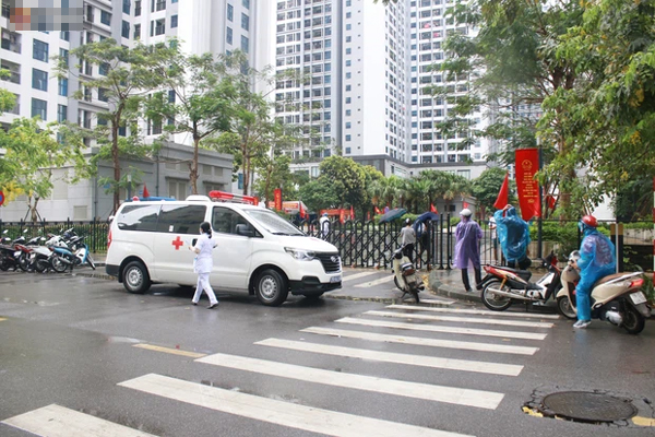 Cận cảnh phong tỏa một tòa chung cư tại Goldmark City có ca dương tính SARS-CoV-2, lực lượng chức năng đội mưa khẩn trương truy vết-20