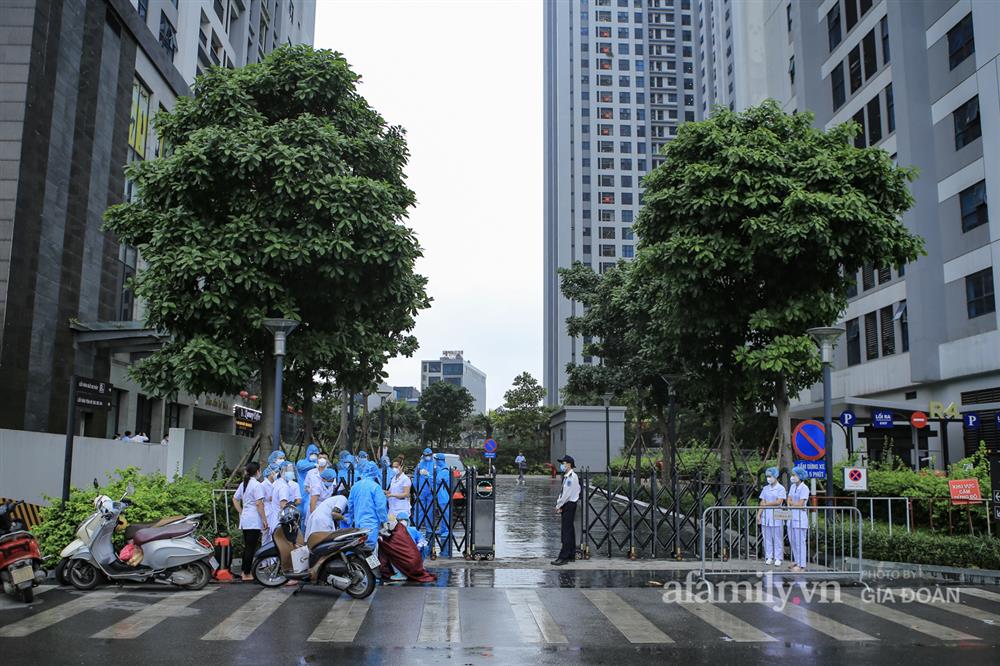 Cận cảnh phong tỏa một tòa chung cư tại Goldmark City có ca dương tính SARS-CoV-2, lực lượng chức năng đội mưa khẩn trương truy vết-1