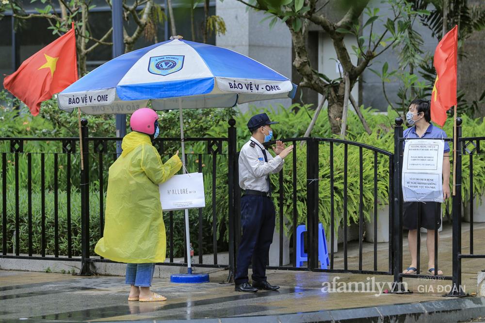 Cận cảnh phong tỏa một tòa chung cư tại Goldmark City có ca dương tính SARS-CoV-2, lực lượng chức năng đội mưa khẩn trương truy vết-4