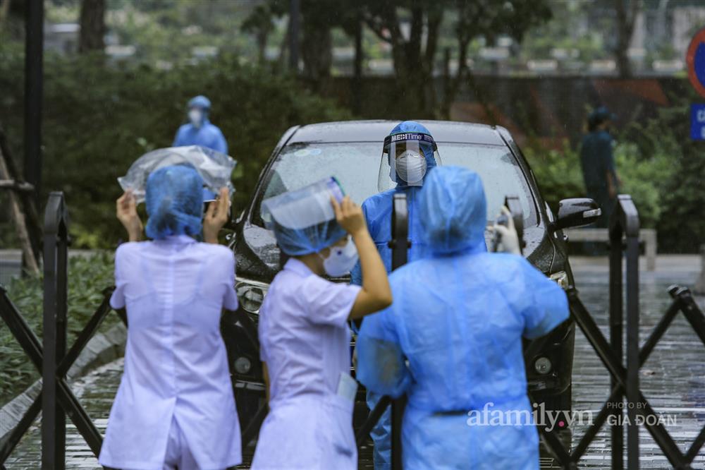 Cận cảnh phong tỏa một tòa chung cư tại Goldmark City có ca dương tính SARS-CoV-2, lực lượng chức năng đội mưa khẩn trương truy vết-7