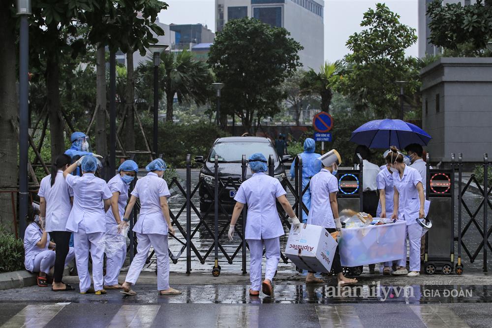 Cận cảnh phong tỏa một tòa chung cư tại Goldmark City có ca dương tính SARS-CoV-2, lực lượng chức năng đội mưa khẩn trương truy vết-8