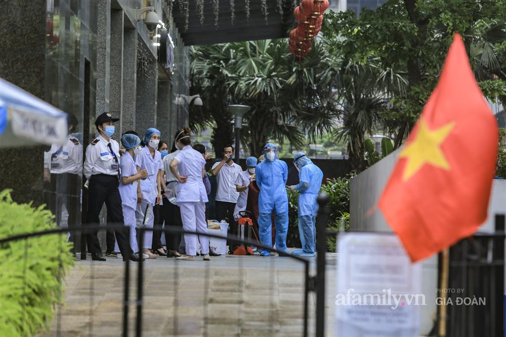 Cận cảnh phong tỏa một tòa chung cư tại Goldmark City có ca dương tính SARS-CoV-2, lực lượng chức năng đội mưa khẩn trương truy vết-9