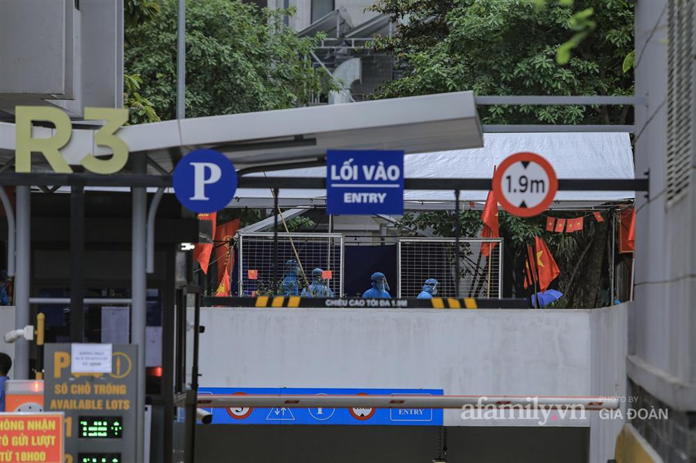 Cận cảnh phong tỏa một tòa chung cư tại Goldmark City có ca dương tính SARS-CoV-2, lực lượng chức năng đội mưa khẩn trương truy vết-10
