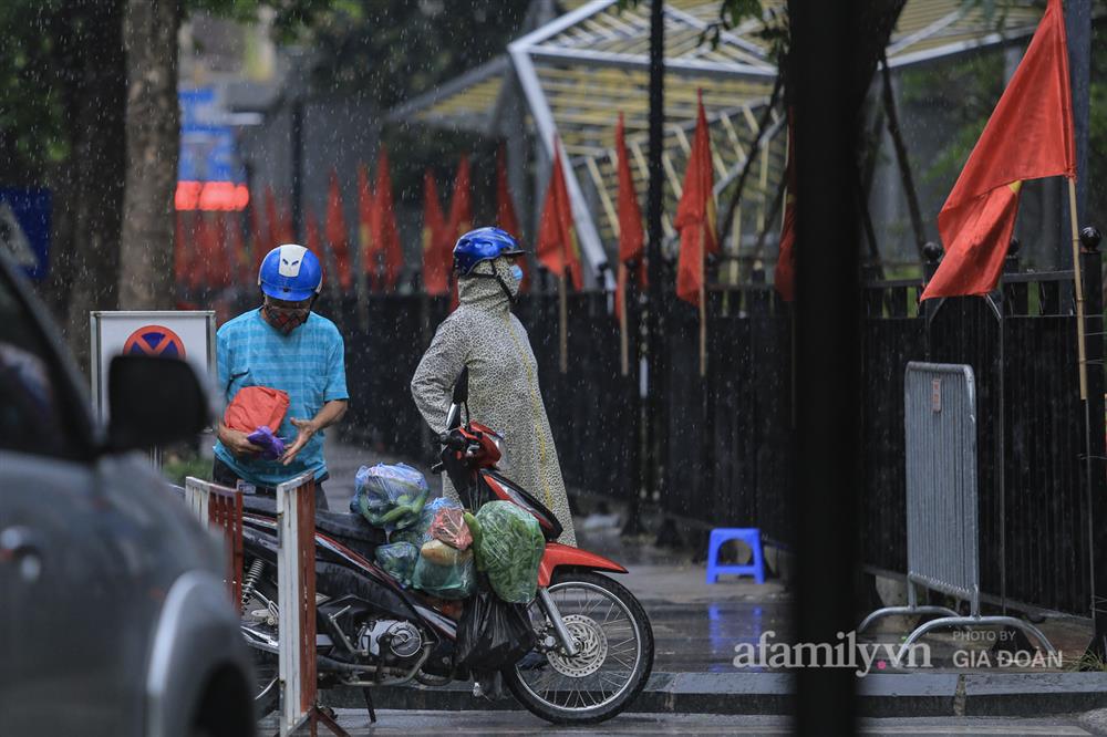 Cận cảnh phong tỏa một tòa chung cư tại Goldmark City có ca dương tính SARS-CoV-2, lực lượng chức năng đội mưa khẩn trương truy vết-13