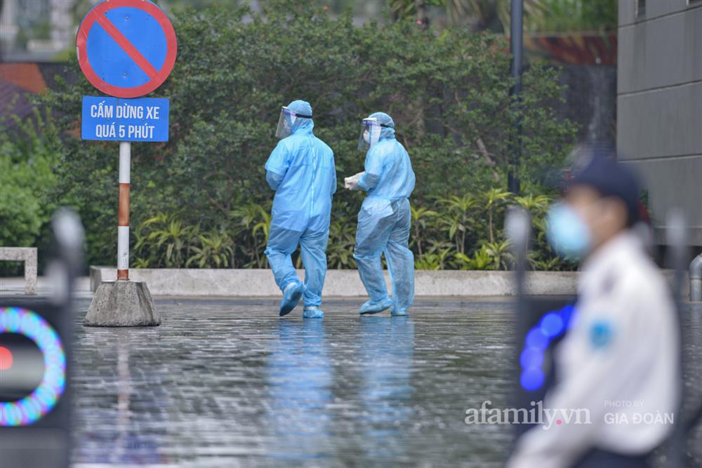 Cận cảnh phong tỏa một tòa chung cư tại Goldmark City có ca dương tính SARS-CoV-2, lực lượng chức năng đội mưa khẩn trương truy vết-14