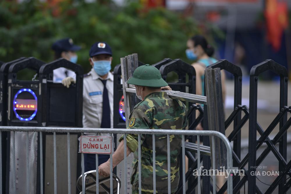 Cận cảnh phong tỏa một tòa chung cư tại Goldmark City có ca dương tính SARS-CoV-2, lực lượng chức năng đội mưa khẩn trương truy vết-17