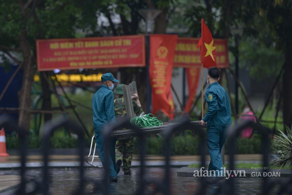 Cận cảnh phong tỏa một tòa chung cư tại Goldmark City có ca dương tính SARS-CoV-2, lực lượng chức năng đội mưa khẩn trương truy vết-18