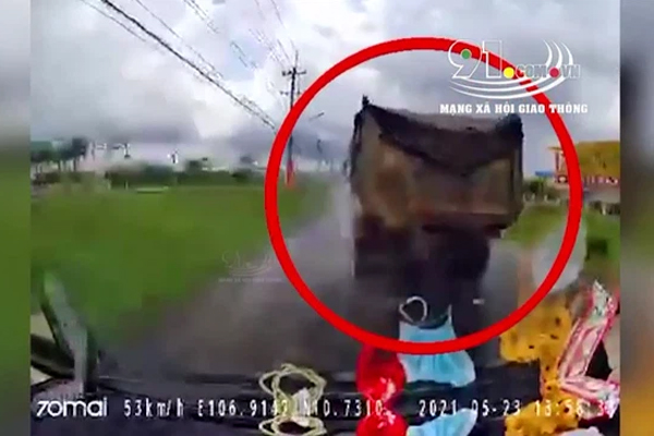 Chạy xe tốc độ cao, lạng lách, nam thanh niên khiến 5 xe máy gặp nạn-1