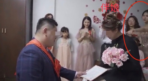 Chú rể giận dữ xé toạc lời thề rồi bỏ đi, cô dâu muối mặt không kịp phản ứng, nghe nguyên nhân ai cũng khuyên thôi đừng cưới-2