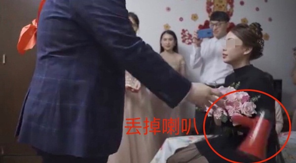 Chú rể giận dữ xé toạc lời thề rồi bỏ đi, cô dâu muối mặt không kịp phản ứng, nghe nguyên nhân ai cũng khuyên thôi đừng cưới-3