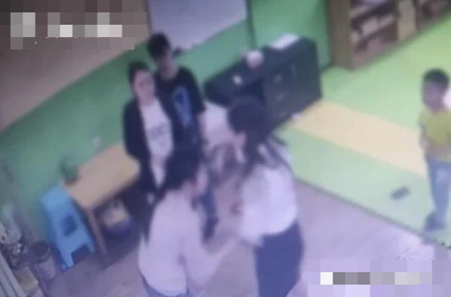 Con trai bị cắn bầm tay vì cách dạy lạ đời của giáo viên, mẹ hổ đến trường đòi công bằng không ngờ đấm gãy xương sườn cô giáo-2